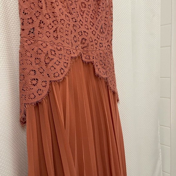 Peach mini dress with lace top and pleated high-low skirt 🍑 - Picture 2 of 2